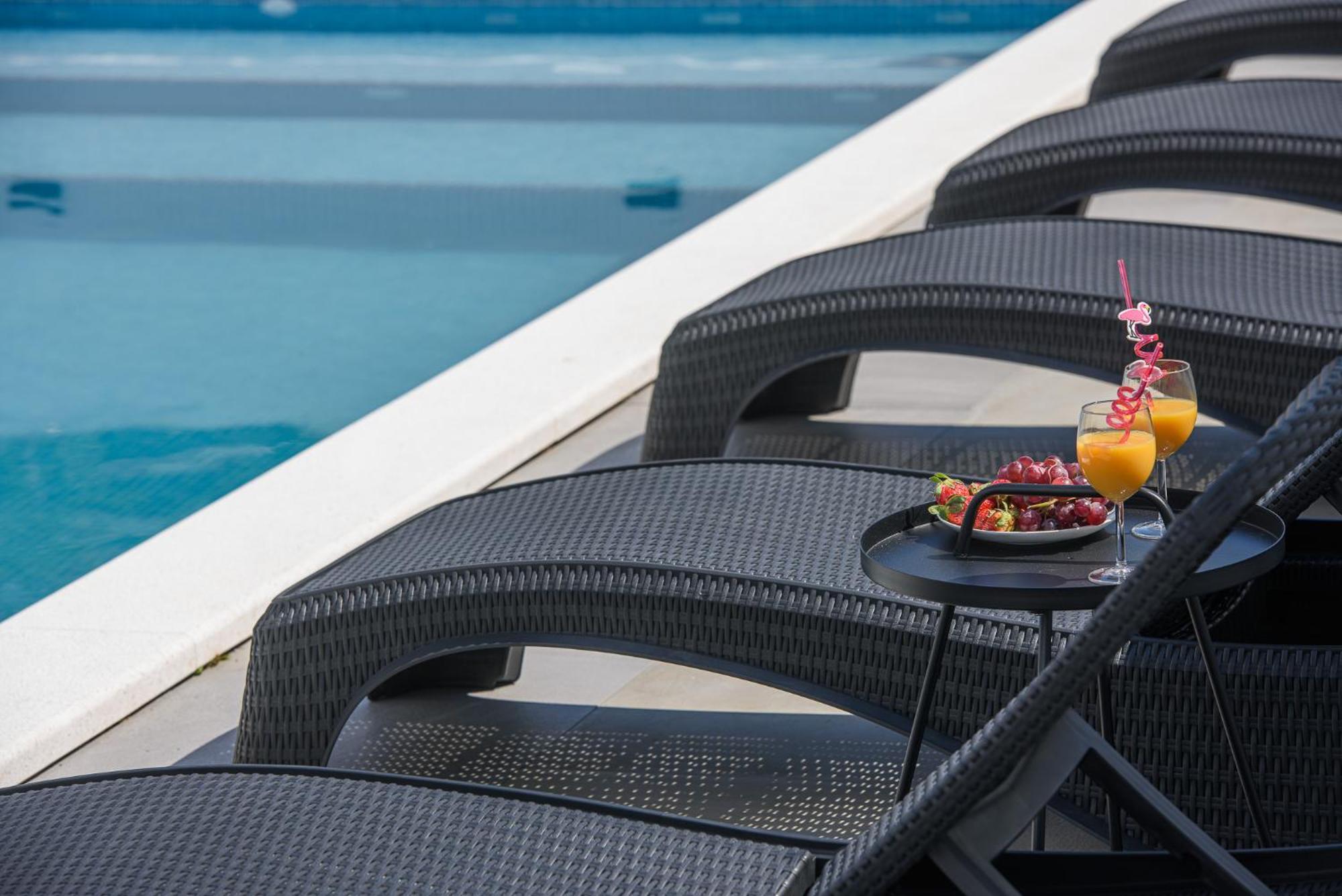 Villa Barbara & Zoran With Free Parking And Heated Swimming Pool Seget Vranjica Exterior foto
